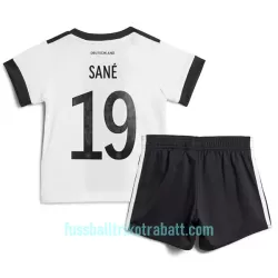 Günstige Deutschland Sane 19 Kindertrikot Heim WM 2022 Kurzarm Günstige Deutschland Sane 19 Kindertrikot Heim WM 2022 Kurzarm