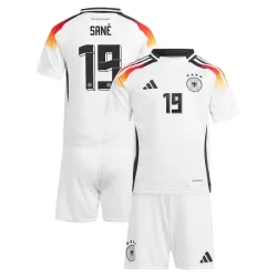 Günstige Deutschland Sane 19 Kindertrikot Heim EURO 2024 Kurzarm Günstige Deutschland Sane 19 Kindertrikot Heim EURO 2024 Kurzarm
