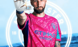 Zwei Manchester-Giganten haben am selben Tag ihre neuen Torhüter verpflichtet Zwei Manchester-Giganten haben am selben Tag ihre neuen Torhüter verpflichtet