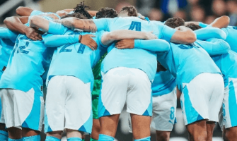 Manchester City erlitt die erste Niederlage der neuen Saison und schied aus dem Ligapokal aus Manchester City erlitt die erste Niederlage der neuen Saison und schied aus dem Ligapokal aus
