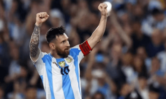 Messi erzielte 3 Tore und gab 2 Vorlagen, als Argentinien seinen Gegner mit 6:0 besiegte Messi erzielte 3 Tore und gab 2 Vorlagen, als Argentinien seinen Gegner mit 6:0 besiegte